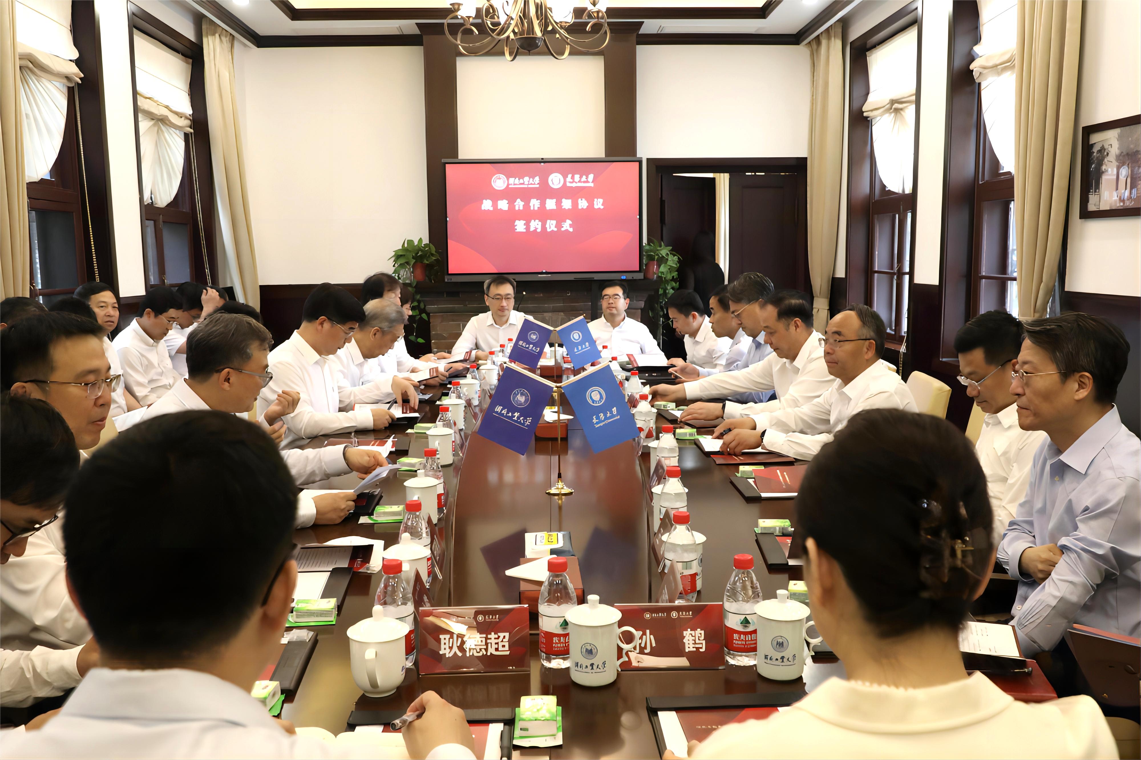 02 河北工大與天津大學(xué)戰(zhàn)略合作框架協(xié)議簽約會場（韓旭 楊賢金.jpg
