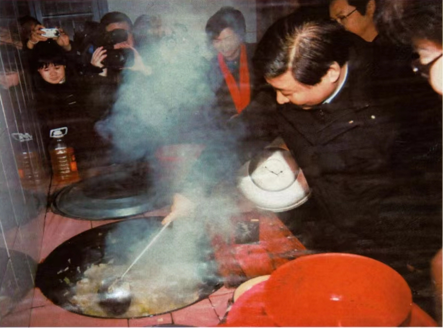 這是2007年1月，時(shí)任浙江省委書記的習(xí)近平（右一）在浙江省慶元縣屏都鎮(zhèn)敬老院為老人們炒菜。 新華社發(fā).png