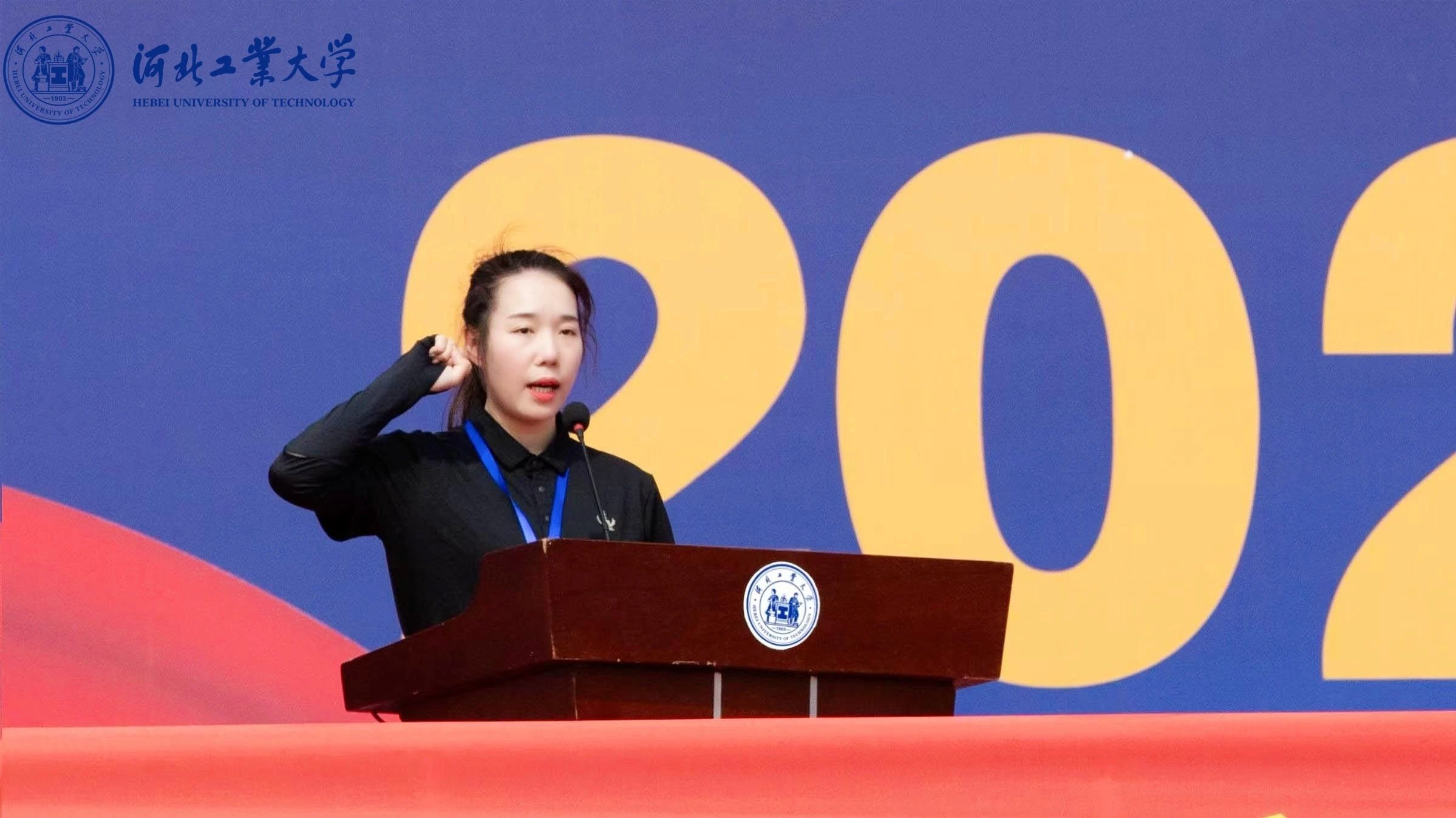 黑衣服學生.jpg